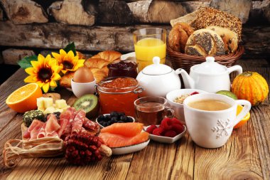masada ekmek buns, kruvasan, kahve ve meyve suyu ile Servis Kahvaltı