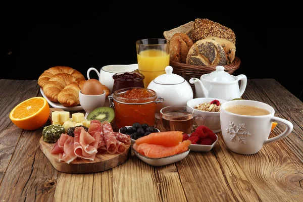 Ontbijt Tafel Met Brood Broodjes Croissants Koffie Sap — Stockfoto