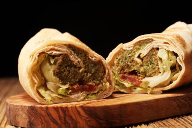 Yeşil falafel humus ve Pide sebze ile. Aşk bir sağlıklı vegan gıda konsepti için