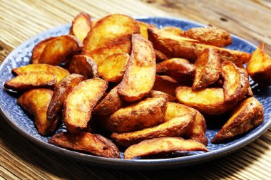 Fırında patates dilimleri. Ev yapımı organik sebze vegan vejetaryen patates dilimleri Aperatif yiyecek.