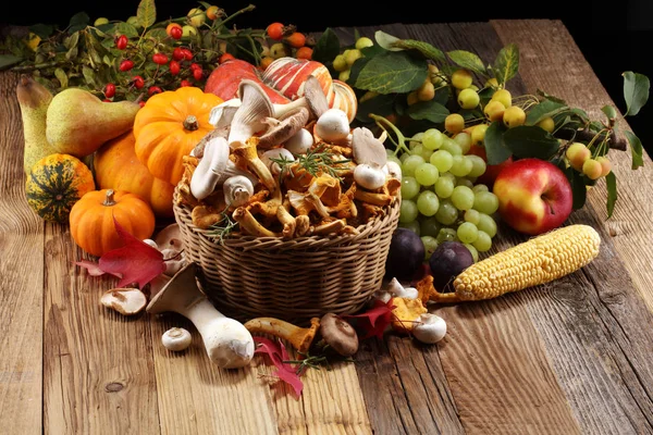 秋天自然的概念 把水果和蔬菜落在木头上 感恩节晚餐玉米南瓜配向日葵和李子 — 图库照片