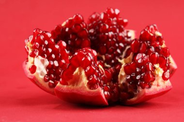 Olgun nar. Nar bir masanın üzerine dilimlenmiş