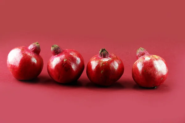 Romãs Maduras Romã Inteira Uma Mesa — Fotografia de Stock