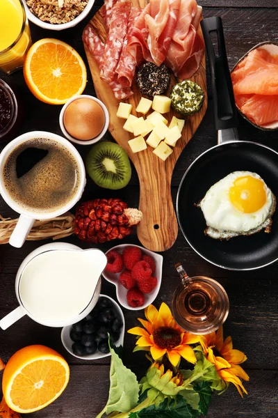 Frukost Bord Med Bröd Bullar Croissanter Kaffe Och Juice — Stockfoto