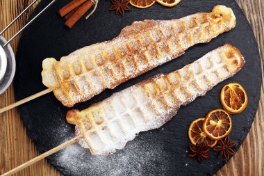 Toz şeker ile Belçika Waffle. çikolata ve gofret ile Popsicles