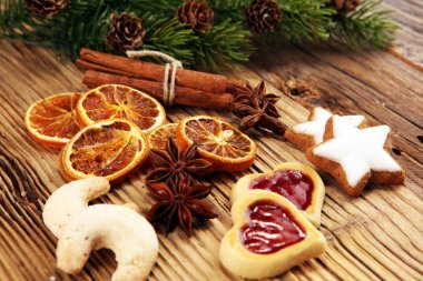 Noel çerezleri fırın. Tipik tarçınlı yıldız ekmek baharatlar ile. Noel dekorasyon