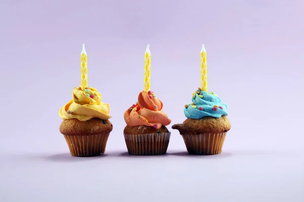 Cupcakes Saborosos Fundo Pinke Bolo Aniversário Cores Arco Íris — Fotografia de Stock