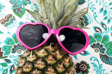 ananas desenli arka plan üzerinde güneş gözlüğü ile