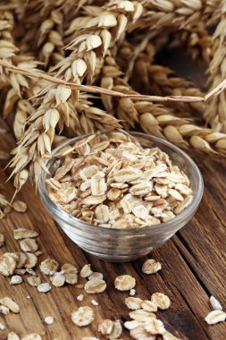 Yulaf ezmesi ve ahşap zemin üzerine yulaf ezmesi. Sağlıklı beslenme kavramı.