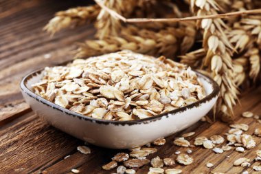 Yulaf ezmesi ve ahşap zemin üzerine yulaf ezmesi. Sağlıklı beslenme kavramı.