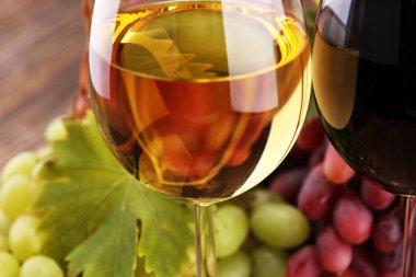 Beyaz şarap ve kırmızı şarap bir bardak ile sonbahar üzüm rustik arka plan üzerinde