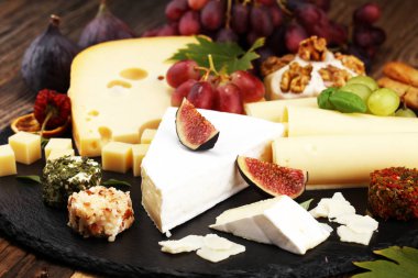 Peynir tabağı farklı peynir ve üzüm ile