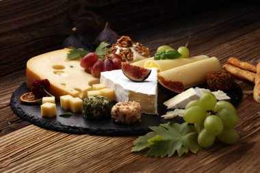 Peynir tabağı farklı peynir ve üzüm ile