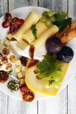 Peynir tabağı farklı peynir ve üzüm ile
