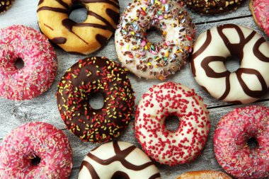 Çikolatalı donutlar, pembe jöleli ve şekerli çörekler..