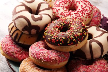 Çikolatalı donutlar, pembe jöleli ve şekerli çörekler..