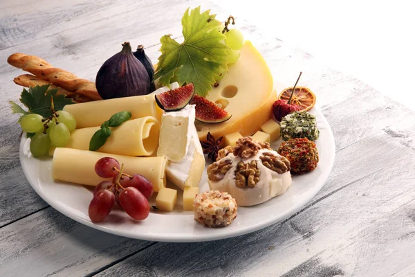 Plateau Fromage Avec Différents Fromages Raisins — Photo