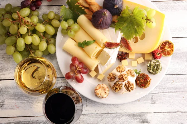 Prato Queijo Com Diferentes Queijos Uvas — Fotografia de Stock