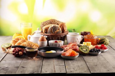 masada ekmek buns, kruvasan, kahve ve meyve suyu ile Servis Kahvaltı