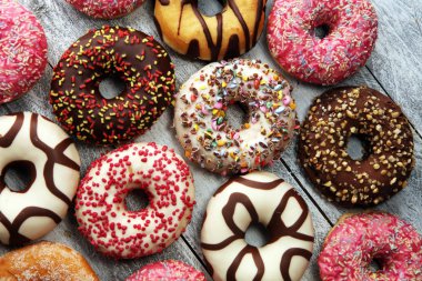 Çikolatalı donutlar, pembe jöleli ve şekerli çörekler..