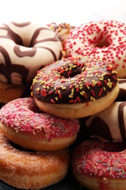 Çikolatalı donutlar, pembe jöleli ve şekerli çörekler..