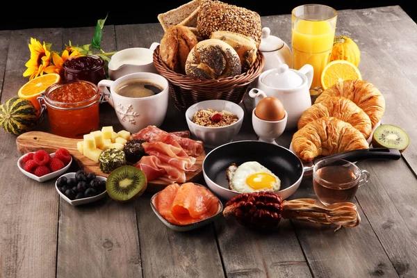 Ontbijt Tafel Met Brood Broodjes Croissants Koffie Sap — Stockfoto