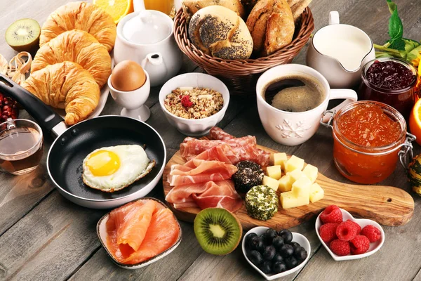Desayuno Mesa Con Panecillos Croissants Café Jugo — Foto de Stock