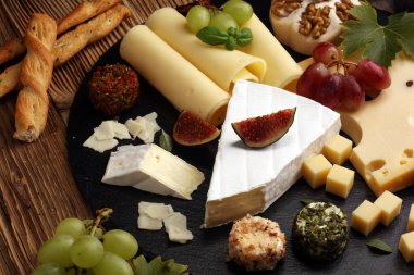 Peynir tabağı farklı peynir ve üzüm ile