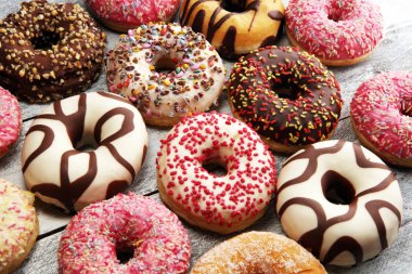 Çikolatalı donutlar, pembe jöleli ve şekerli çörekler..