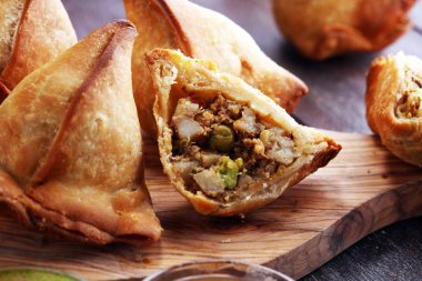 Vejetaryen samsa ya da samosas. Hint özel geleneksel sokak yemekleri Punjabi samosa veya Coxinha, Croquete ve diğer kızarmış Brezilya çerezleri.. 