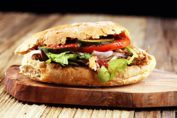 Sandwichs Porc Avec Sauce Barbecue Chou Cornichons Sur Table Bois — Photo