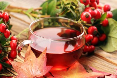 Çay. Bitkisel köpek rose çay ile grup şube Kuşburnu, Rosa canina kalça türleri. Şifalı bitkiler ve otlar kompozisyon