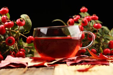 Çay. Bitkisel köpek rose çay ile grup şube Kuşburnu, Rosa canina kalça türleri. Şifalı bitkiler ve otlar kompozisyon