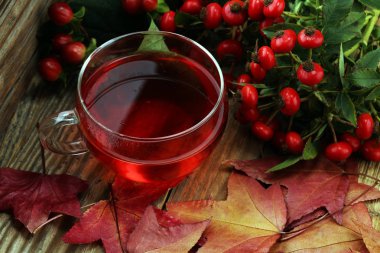 Çay. Bitkisel köpek rose çay ile grup şube Kuşburnu, Rosa canina kalça türleri. Şifalı bitkiler ve otlar kompozisyon