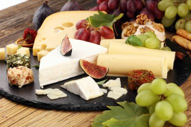 Peynir tabağı farklı peynir ve üzüm ile