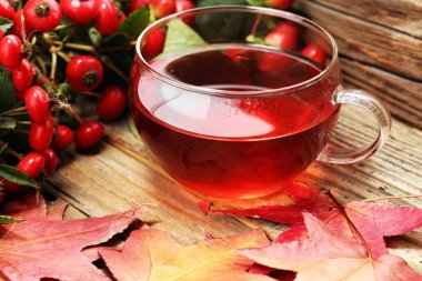 Çay. Bitkisel köpek rose çay ile grup şube Kuşburnu, Rosa canina kalça türleri. Şifalı bitkiler ve otlar kompozisyon