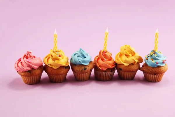 Smaczne Babeczki Tle Pinke Urodziny Cupcake Kolorach Tęczy — Zdjęcie stockowe