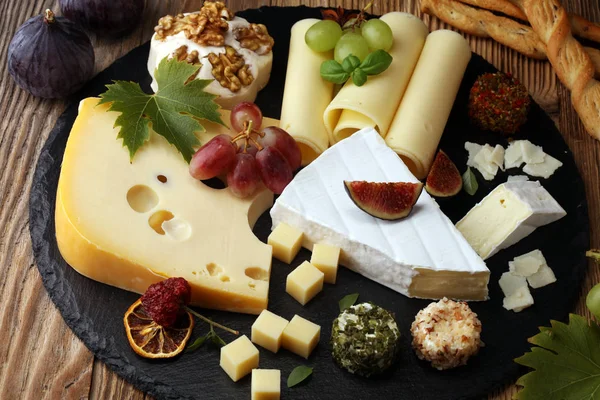 Plateau Fromage Avec Différents Fromages Raisins — Photo