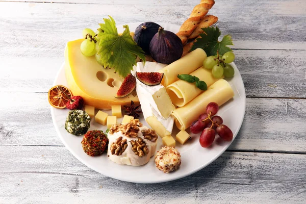 別のチーズとブドウとチーズ盛り合わせ — ストック写真