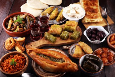 Orta Doğu ya da Arap yemekleri ve çeşitli meze, beton rustik arka plan. sambusak. Türk tatlı Fıstıklı Baklava. Sarma, pirinç ve nane üzüm asma yapraklarında sarmış. Helal Gıda. Lübnan mutfağı