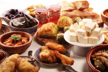 Orta Doğu ya da Arap yemekleri ve çeşitli meze, beton rustik arka plan. sambusak. Türk tatlı Fıstıklı Baklava. Sarma, pirinç ve nane üzüm asma yapraklarında sarmış. Helal Gıda. Lübnan mutfağı