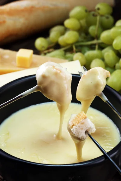 Bir Kış Akşamında Gurme Sviçre Fondü Yemek Peynir Fondü Iki — Stok fotoğraf