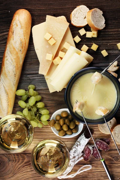 Dîner Gastronomique Fondue Suisse Soir Hiver Avec Assortiment Fromages Sur — Photo