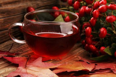 Çay. Bitkisel köpek rose çay ile grup şube Kuşburnu, Rosa canina kalça türleri. Şifalı bitkiler ve otlar kompozisyon