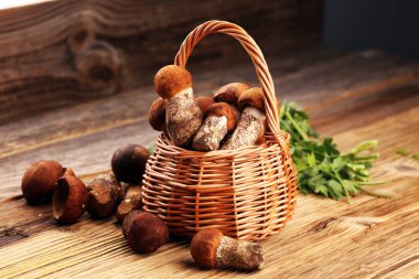 ahşap masa üzerinde ham mantar. Organik taze mantar