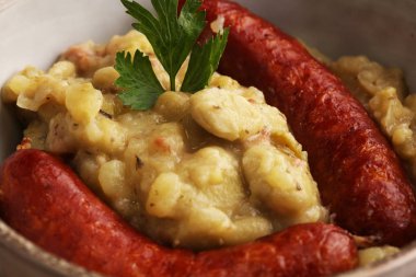 Büyük fasulye ve tütsülenmiş sosis çorbası