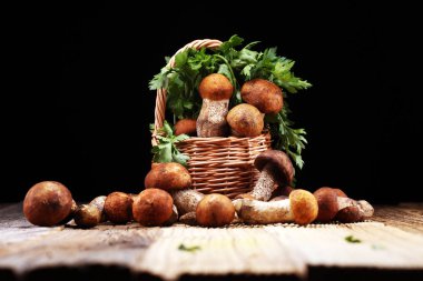 ahşap masa üzerinde ham mantar. Organik taze mantar