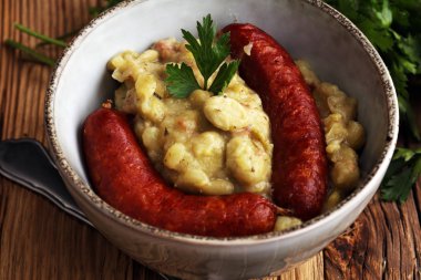 Büyük fasulye ve tütsülenmiş sosis çorbası