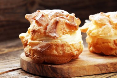 Kremalı pasta. Ev yapımı pasta krem puf