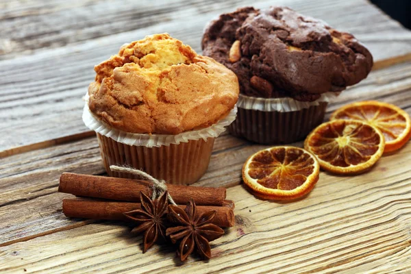 Muffin Cioccolato Muffin Alle Noci Panetteria Fatta Casa Sfondo Legno — Foto Stock